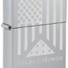 Design con bandiera incisa “Folds of Honor” Design con bandiera incisa “Folds of Honor”