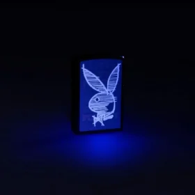 Design con coniglio Playboy sotto luce nera