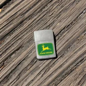 Design con logo John Deere verde muschio
