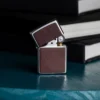 Emblema in pelle marrone