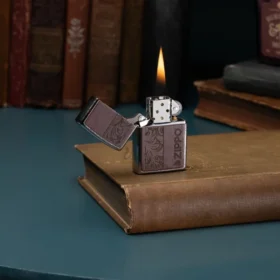 Emblema in pelle marrone – Design zippo