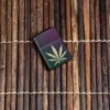 Foglia di marijuana iridescente