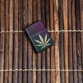 Foglia di marijuana iridescente Foglia di marijuana iridescente