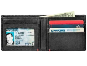 Portafoglio in pelle nera – Design con placca metallica a forma di teschio con picche