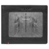 Portafoglio in pelle nera – Design con placca metallica “Cross Wings” Portafoglio in pelle nera – Design con placca metallica “Cross Wings”